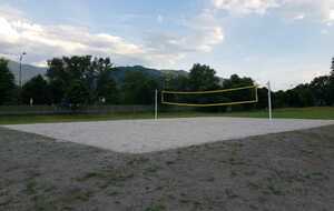 TERRAIN DE BEACH A LA PISCINE DE VIF
