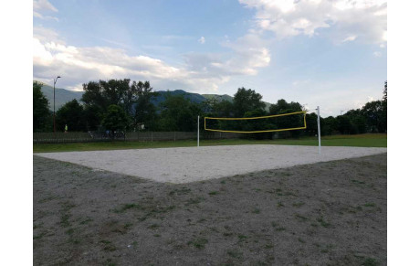 TERRAIN DE BEACH A LA PISCINE DE VIF